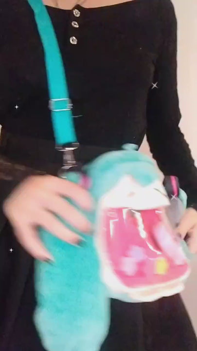 Vídeo demonstrando a ita bag Hatsune Miku plush com personalização da frente transparente e alça ajustável - NiponCosplay